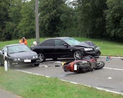 1. Bei einem Verkehrsunfall prallten ein PW und ein Motorrad zusammen