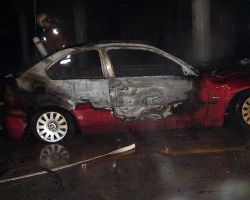 1. Brand eines Autos in einem Garagenunterstand in Esslingen 