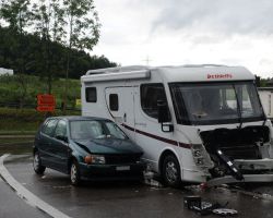 1. Unfall zwischen Wohnmobil und PW (Bildquelle KAPO Zürich)