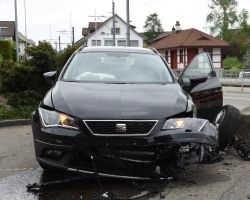 01. Fahrzeuglenkerin wurde bei Verkehrsunfall in Hinteregg verletzt. Bild: KAPO Zuerich