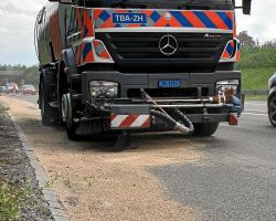 03. Eine Strassenreinigungsmaschine des Kantonalen Strassenunterhalts  reinigte anschliessend die Strasse