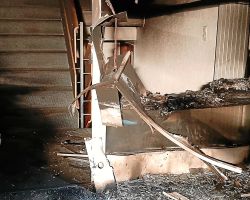 02. Am Eingangsbereich entstand beachtlicher Sachschaden und im Treppenhaus verunreinigung durch Rauch und Russ